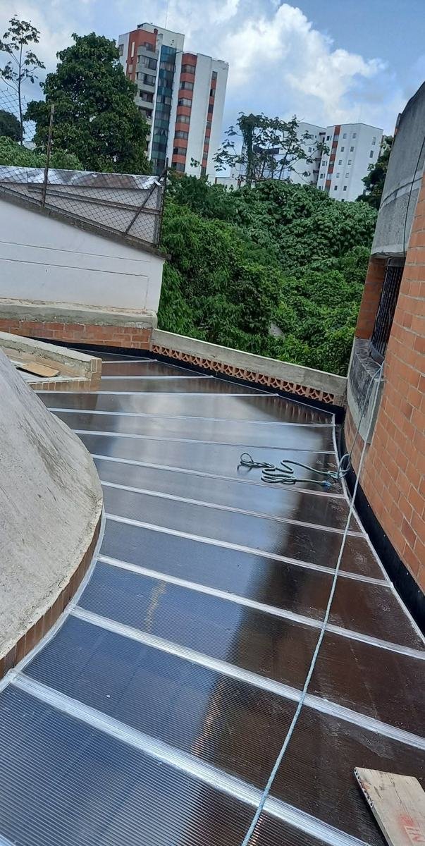 Cubierta curva en policarbonato sobre estructura metálica