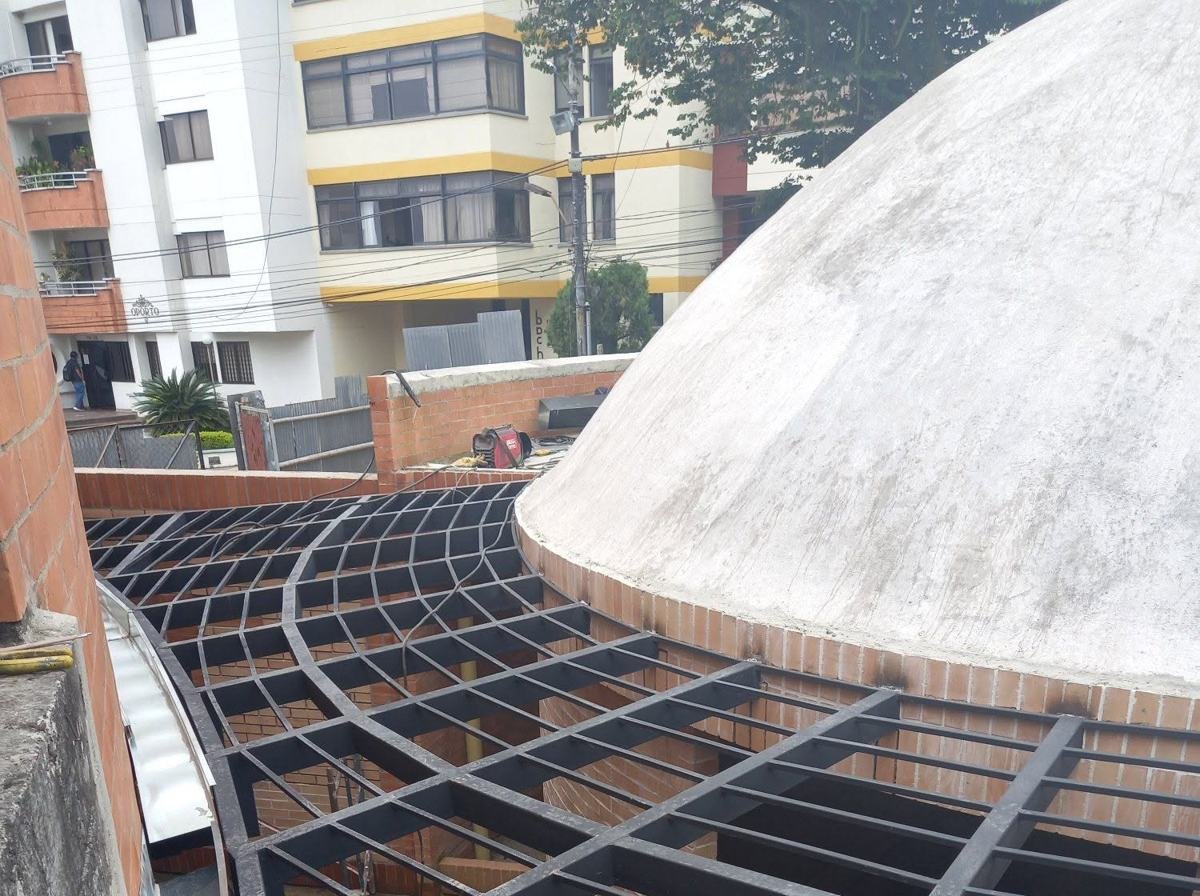 Estructura metálica curva para cubierta sobre muros de ladrillo