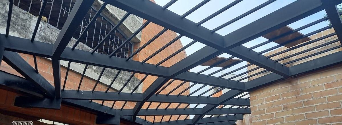 Vigas metálicas negras para pérgola o cubierta