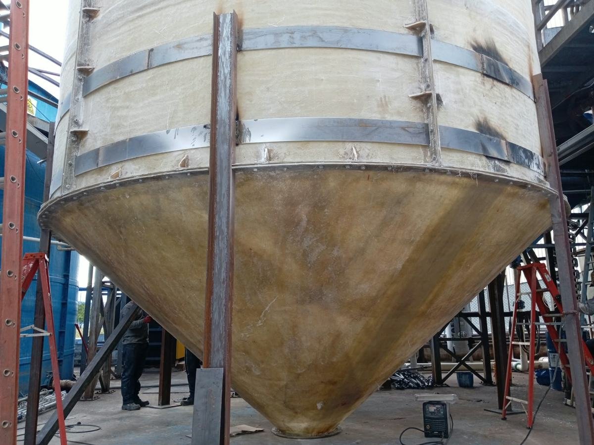 Silo cónico en fibra de vidrio con flejes y estructura metálica de soporte